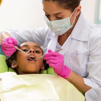 دندانپزشک چه کمکی به بهداشت دهان و دندان کودکان میکند