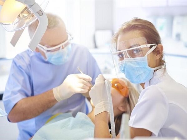 دندانپزشک و متخصص پریودانتیکس چه تفاوتی با هم دارند